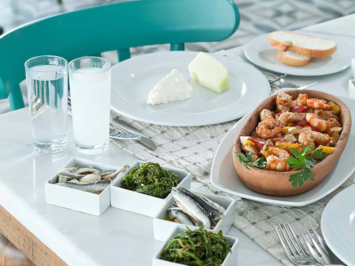 Frühstücksbuffet im Paloma Oceana Hotel mit Meeresfrüchten, Käse und Brot.