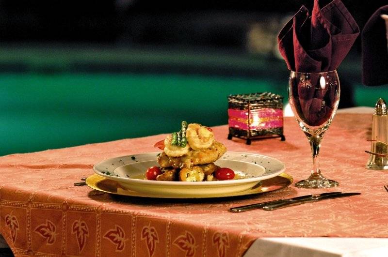 Ein Teller mit Essen auf einem Tisch im Jardin del Eden Boutique Hotel.