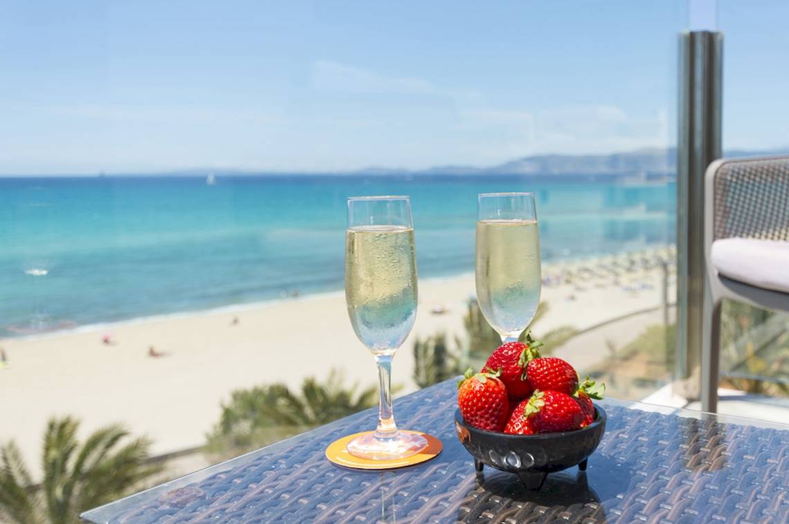 Blick auf einen Strand mit Champagner und Erdbeeren im HSM Golden Playa Hotel