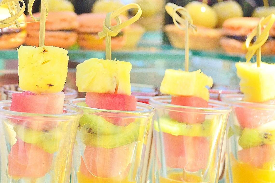 Cocktails mit frucht am tamassa bel ombre hotel