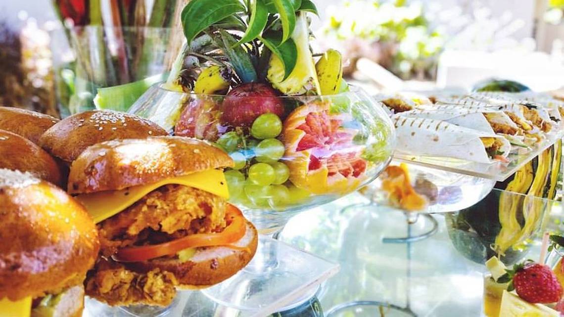 Ein Buffettisch im Hotel Tamassa Bel Ombre mit verschiedenen Gerichten und Früchten.