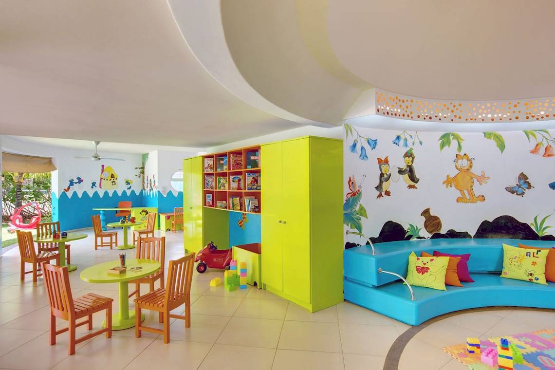 Kinderzimmer im Tamassa Bel Ombre Hotel mit farbenfrohen Möbeln und Wandmalereien.
