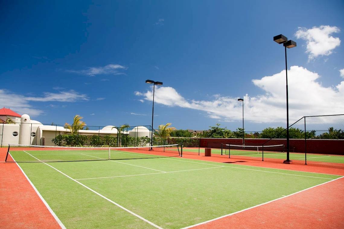 Tennisplätze im Freien im Hotel Tamassa Bel Ombre bei schönem Wetter.