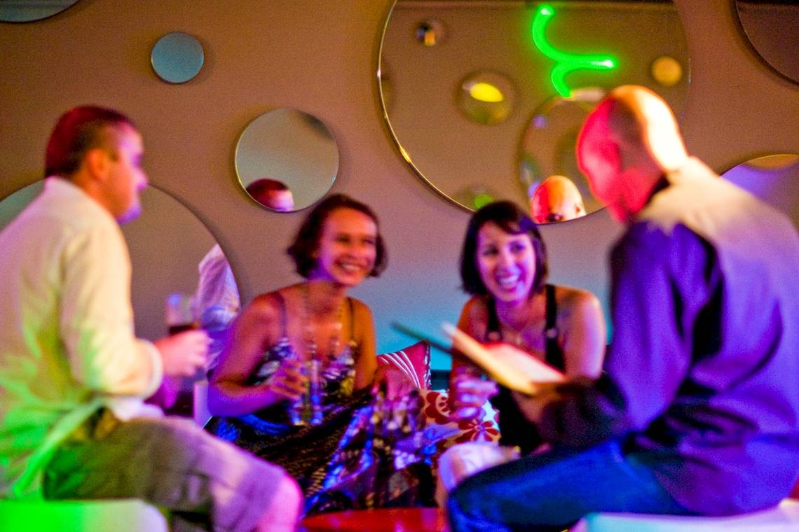 Vier Gäste im Hotel Tamassa Bel Ombre unterhalten sich und lachen
