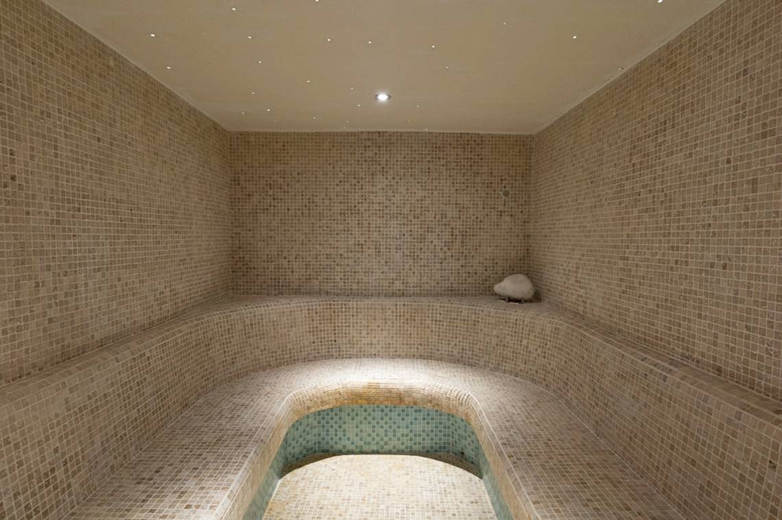 Sauna im HSM Golden Playa Hotel mit gefliesten Wänden und einer kleinen Bank