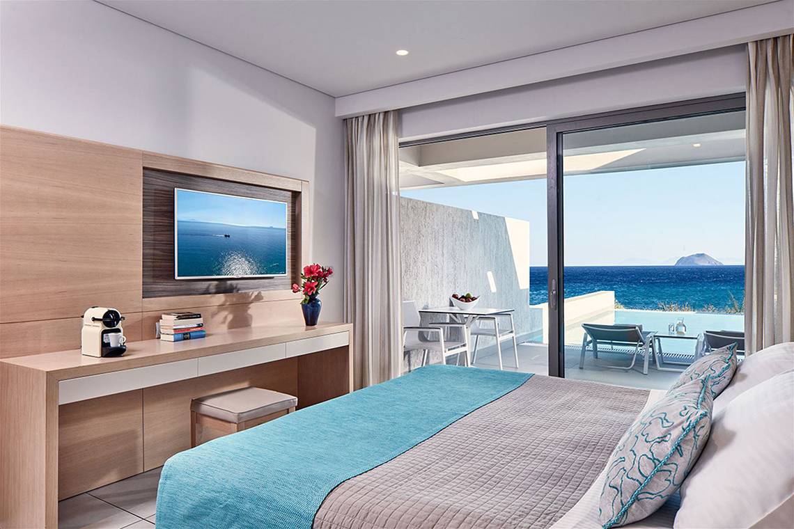 Innenansicht eines Zimmers im Porto Bello Royal Hotel mit Blick auf das Meer.