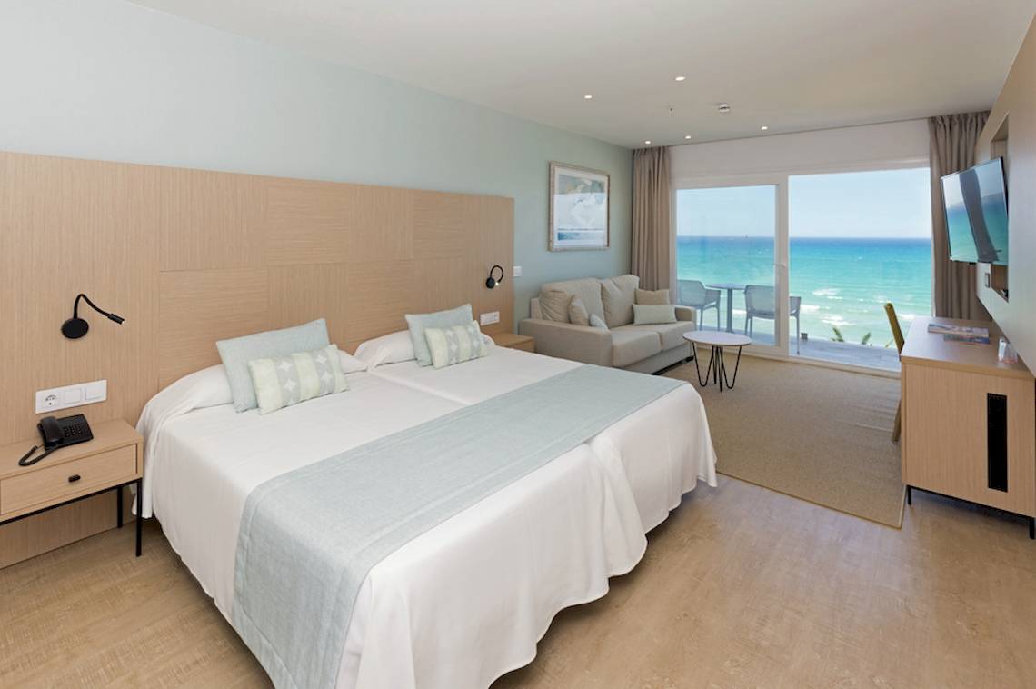 Doppelbettzimmer im HSM Golden Playa Hotel mit Meerblick, modernes Design und komfortabler Einrichtung.