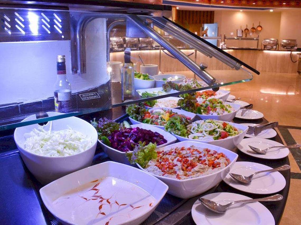 Buffet im Parrotel Beach Resort mit verschiedenen Salaten und Gerichten.