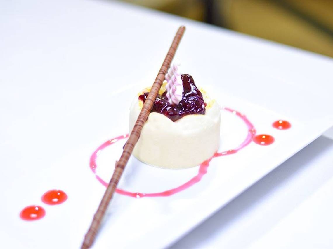 Dessert auf einem Teller im Parrotel Beach Resort mit roter Dekoration.