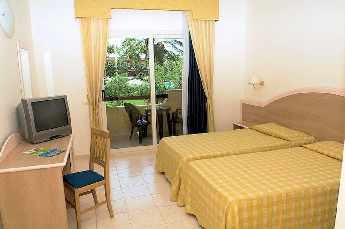 Doppelzimmer mit Balkon im Falkensteiner Club Funimation Garden Calabria