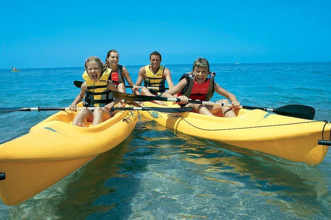 Familie im Falkensteiner Club Funimation Garden Calabria auf Kajak-Tour im Meer