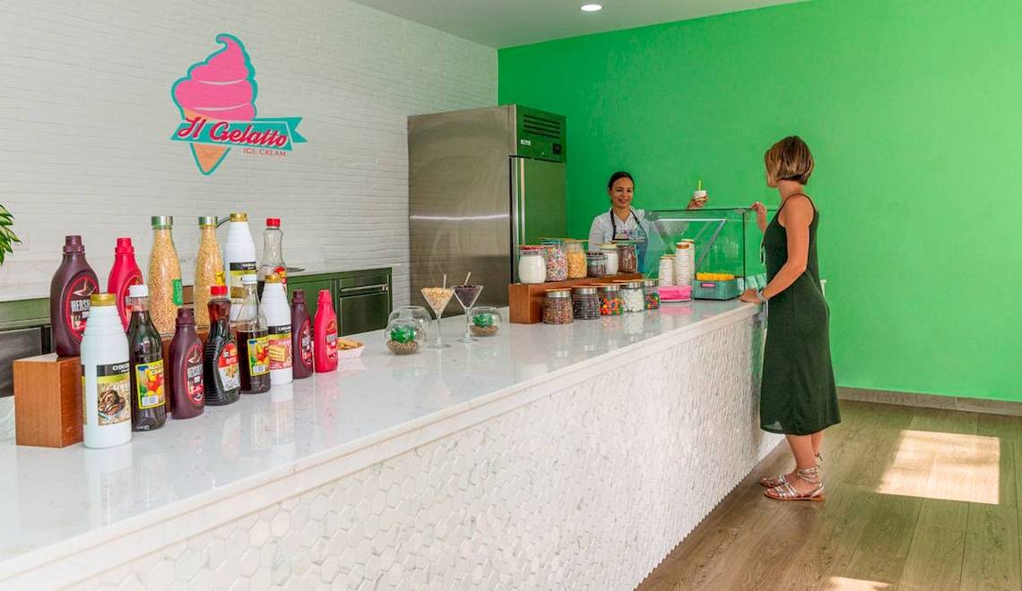 Mitarbeiter und Gast an der Eiscreme-Bar im Playabachata Spa Resort
