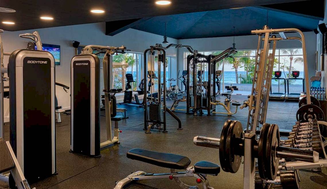 Fitnesscenter im Playabachata Spa Resort mit Blick auf das Meer