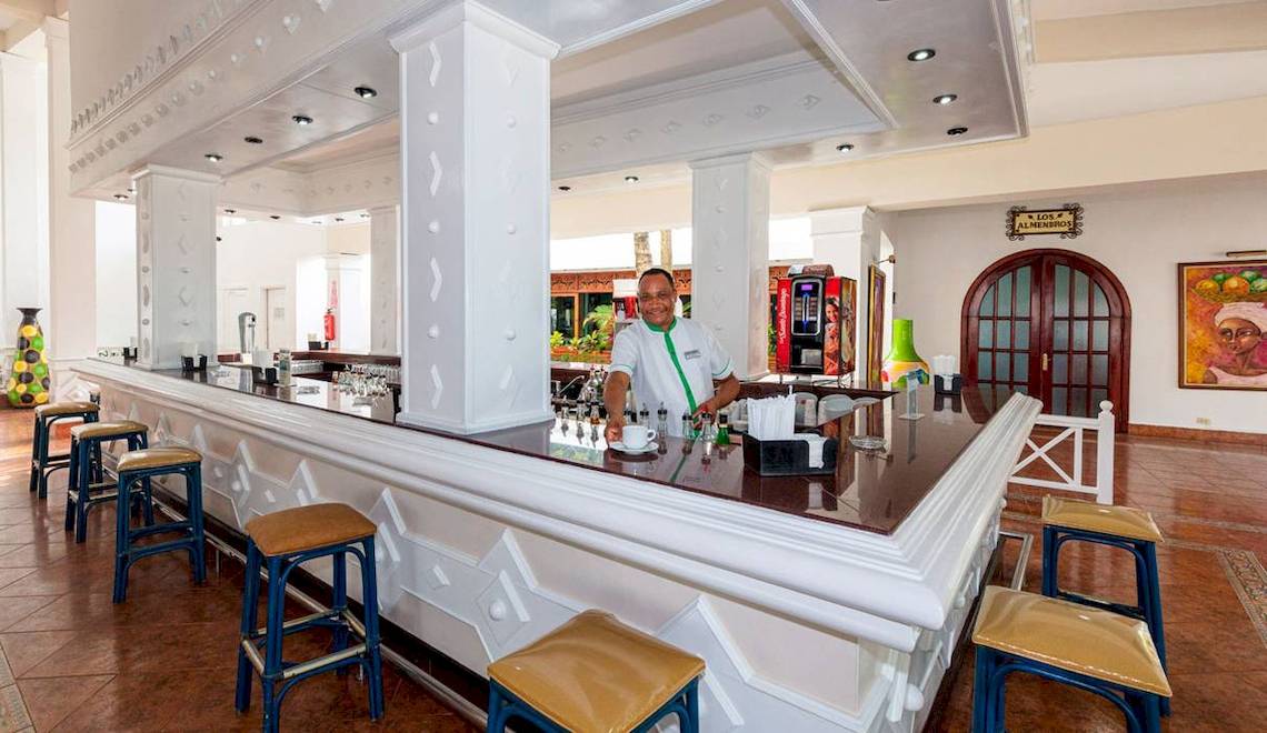 Ein Mitarbeiter steht an der Bar im Playabachata Spa Resort Hotel.