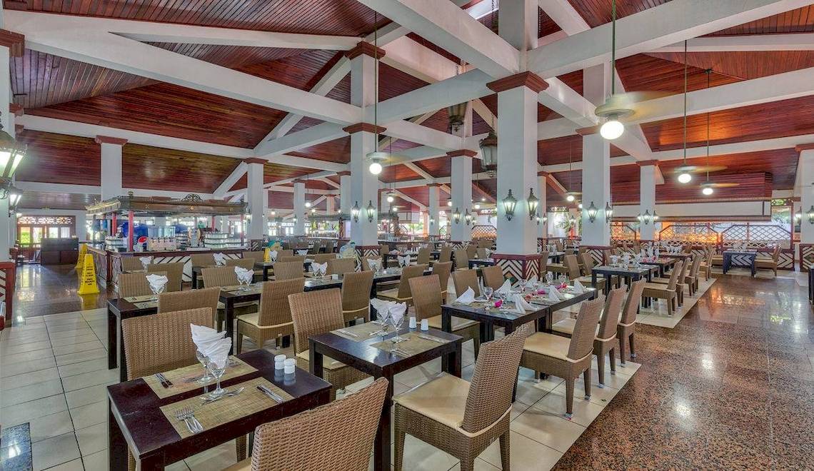 Restaurant im Playabachata Spa Resort mit vielen Tischen und Stühlen.