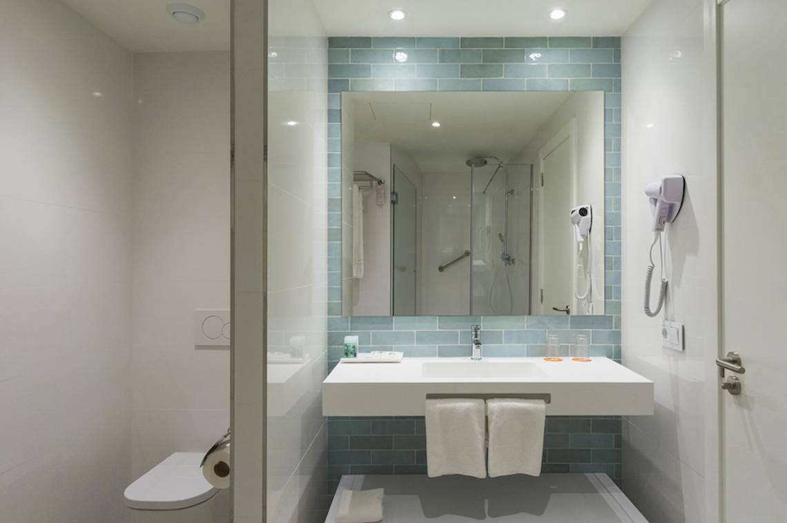Badezimmer im HSM Golden Playa Hotel mit blauen Fliesen und modernen Einrichtungen.