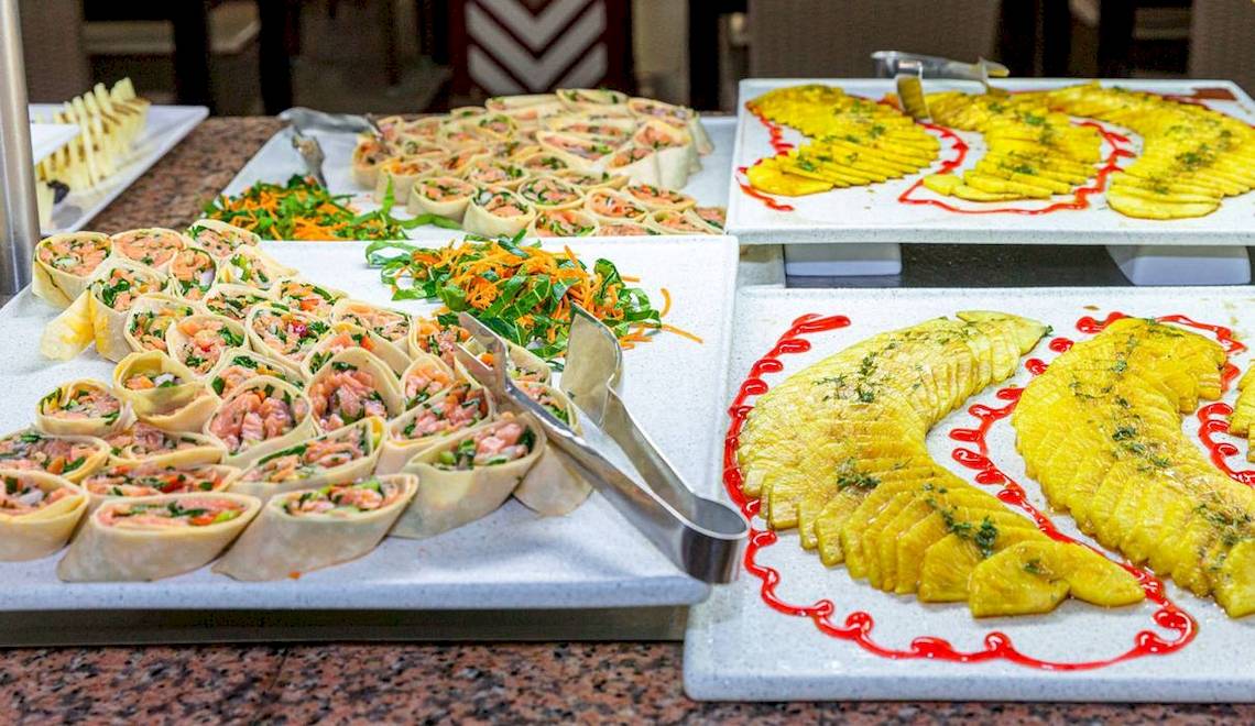Frühstücksbuffet im Playabachata Spa Resort mit verschiedenen Gerichten.