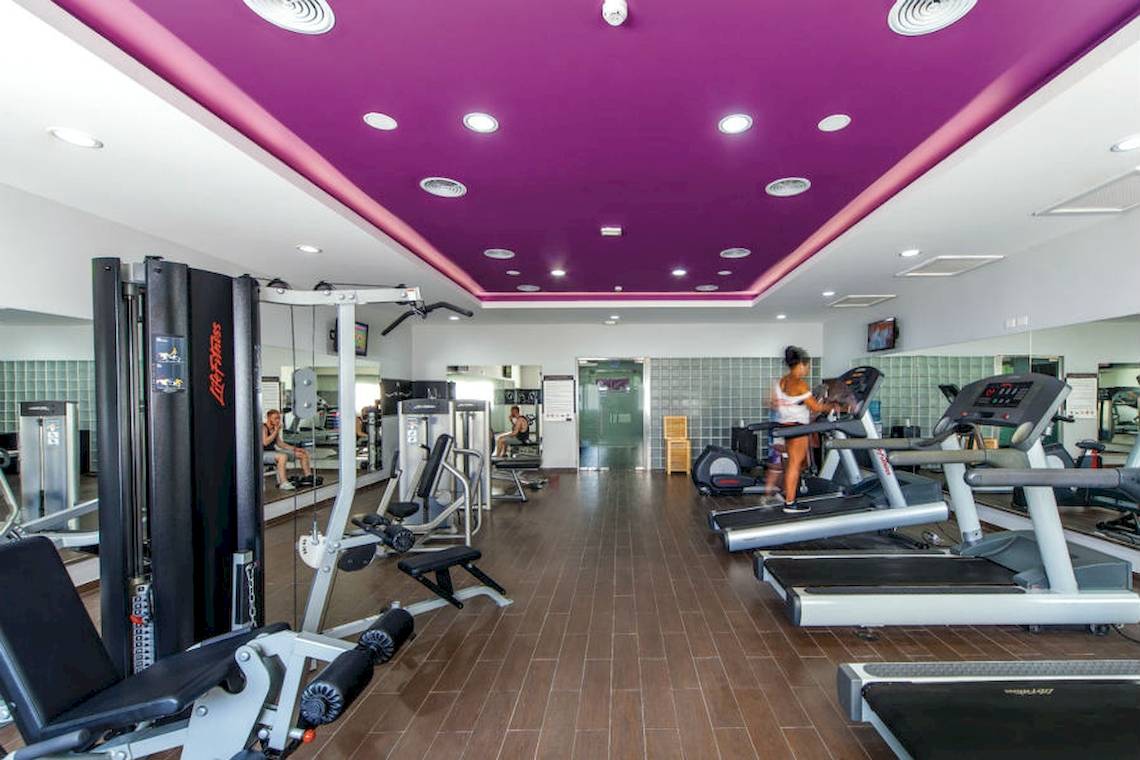 Fitnessstudio im Riu Cancun Hotel mit Laufband und anderen Trainingsgeräten