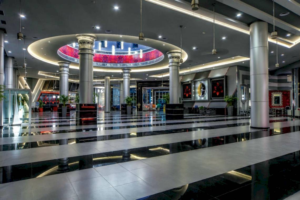 Innenansicht der Lobby des Riu Cancun Hotels mit Marmorboden und Säulen
