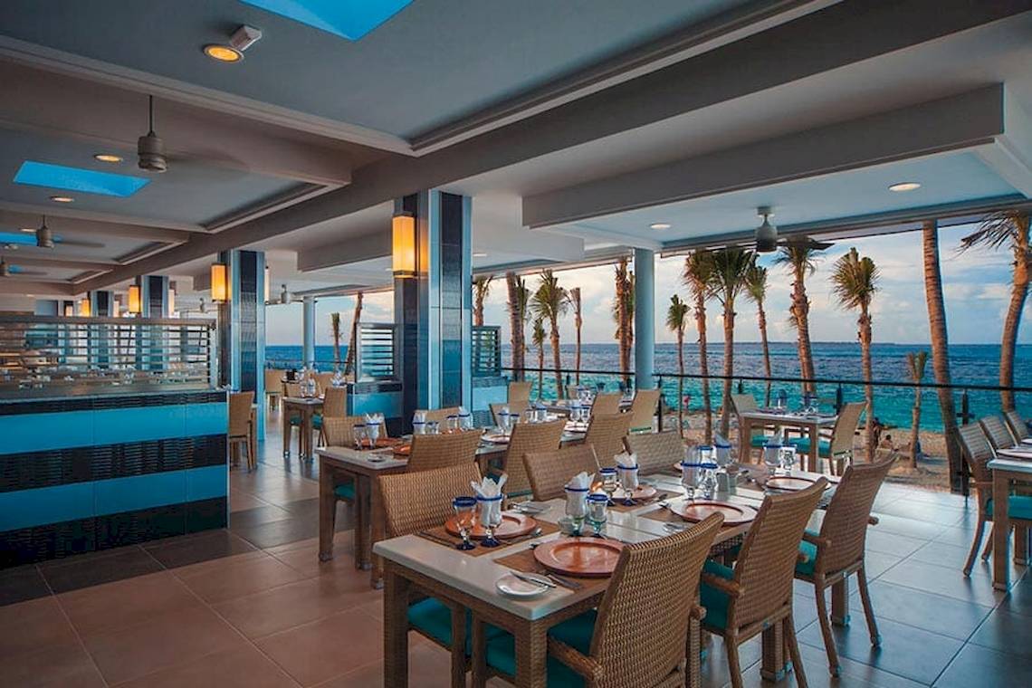 Innenansicht des Restaurants im Riu Cancun mit Blick auf das Meer und Palmen