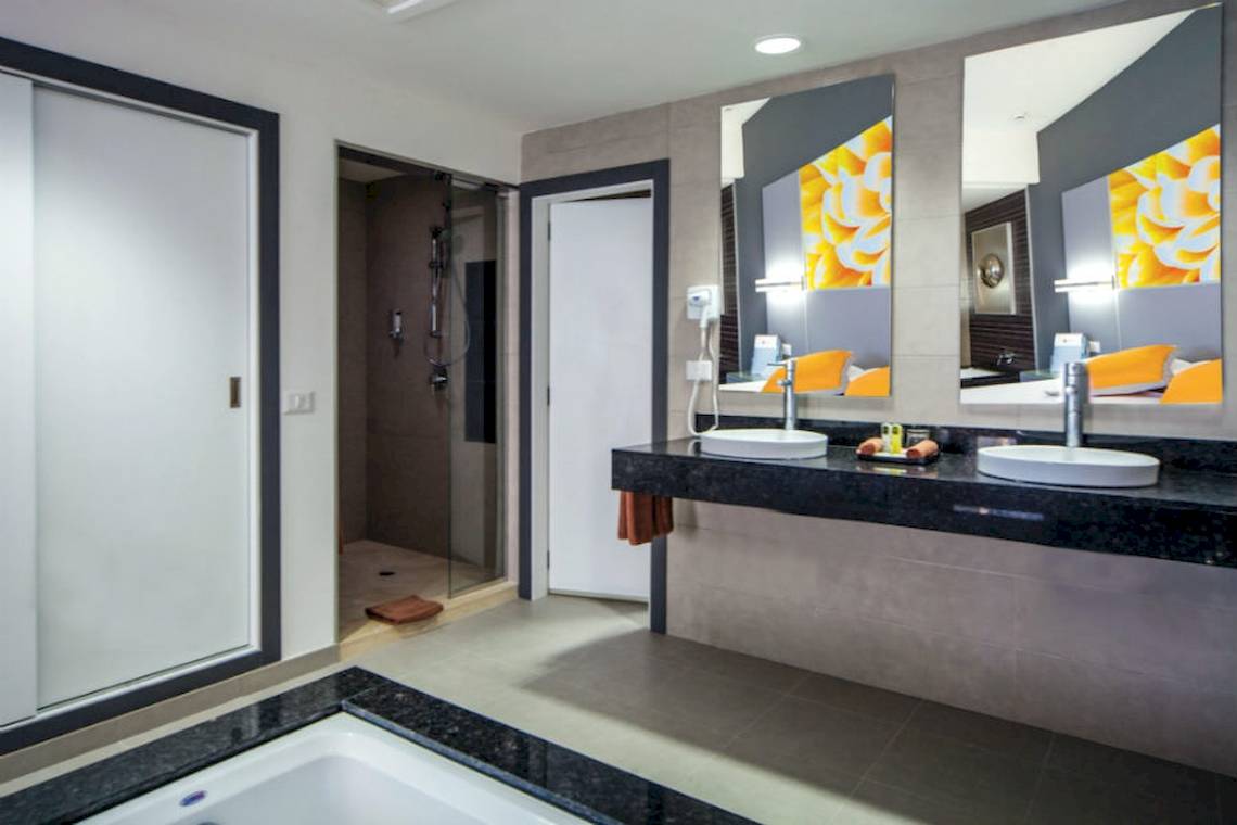Badezimmer im Riu Cancun Hotel mit Badewanne, Dusche und zwei Waschbecken.