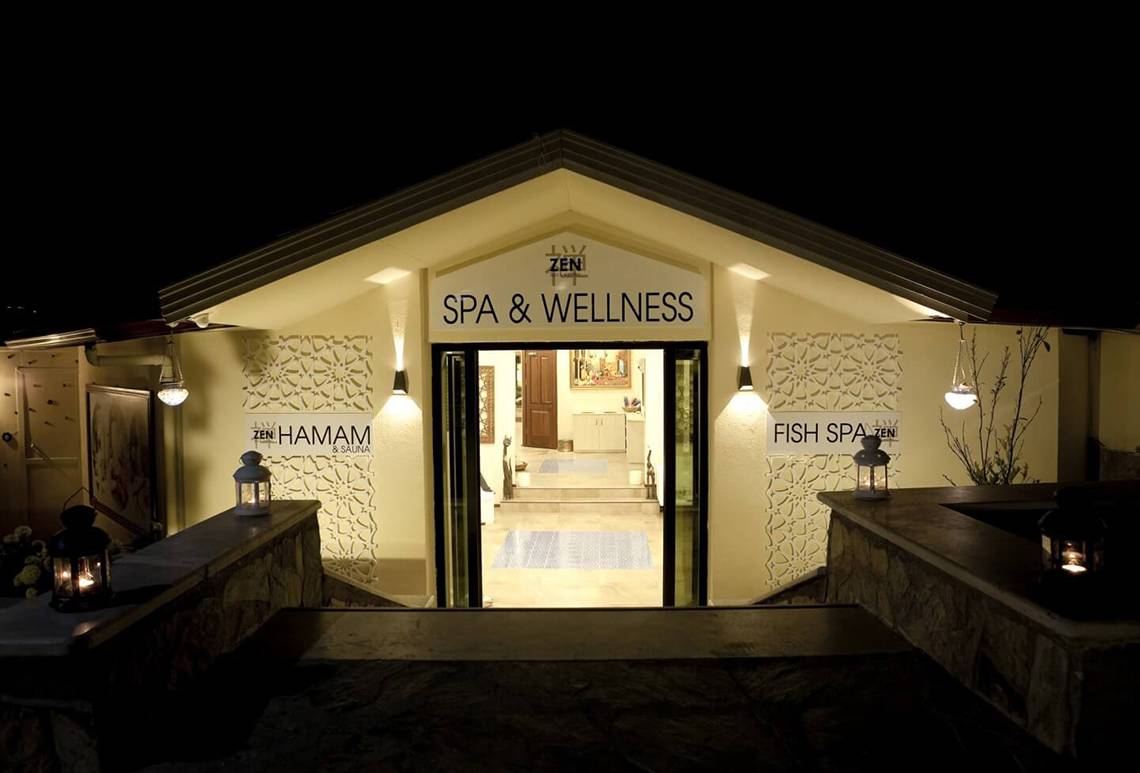 Eingang des Club Resort Atlantis Spa & Wellness bei Nacht mit Beleuchtung