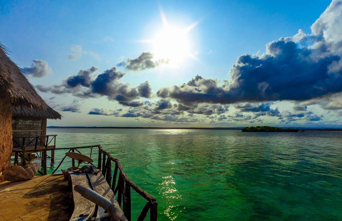 Sonne über Meer vor The Sands at Chale Island Resort