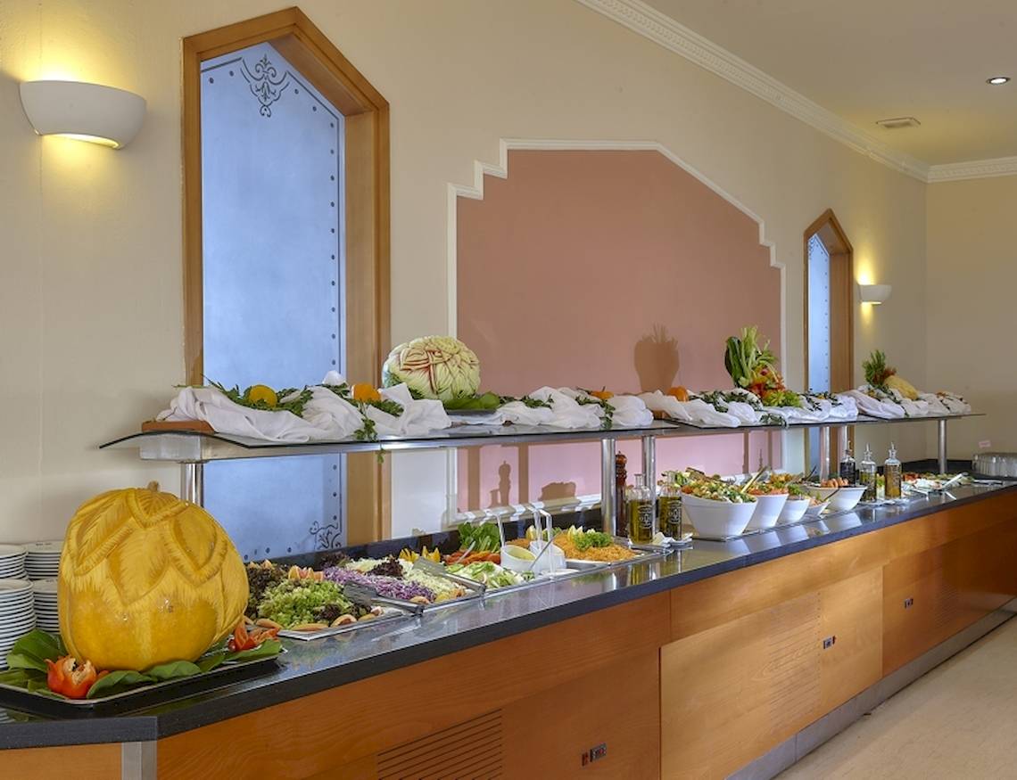 Buffet-Tisch im Astir Beach Hotel in Kreta mit verschiedenen Salaten und Gerichten.