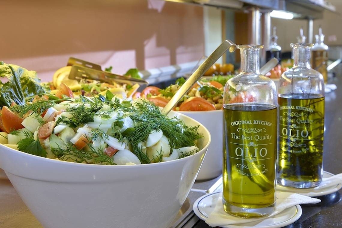 Salat im weißen Schüssel im Astir Beach Hotel auf Kreta mit OLIO Öl.