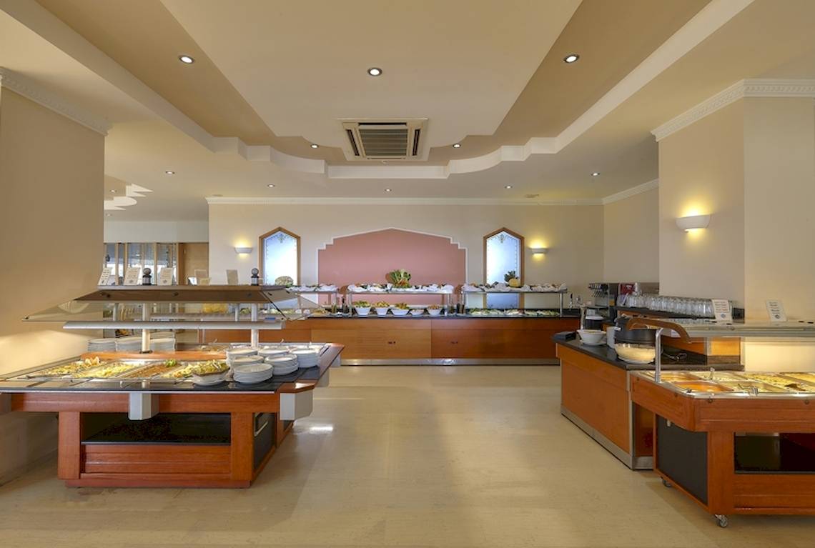 Buffetbereich des Astir Beach Hotels auf Kreta mit verschiedenen Speisen und einer modernen Einrichtung.