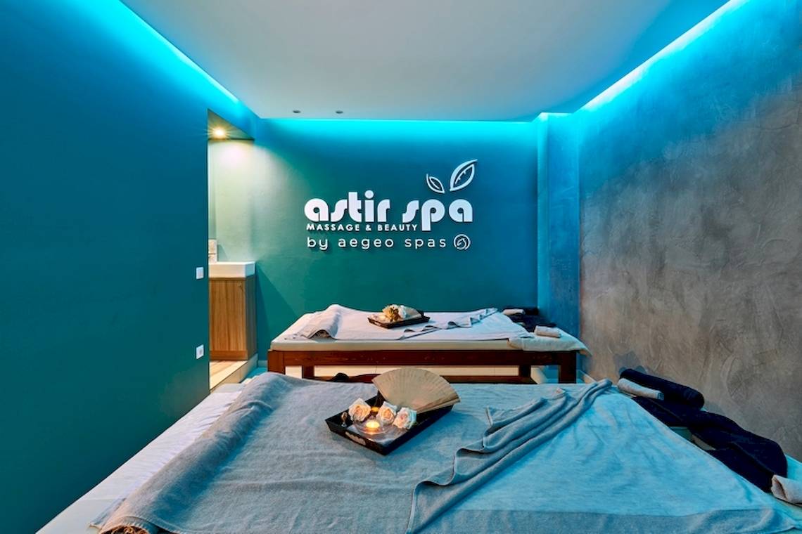 Massage- und Beauty-Raum im Astir Beach Hotel auf Kreta mit blauen Wänden und zwei Massageliegen.