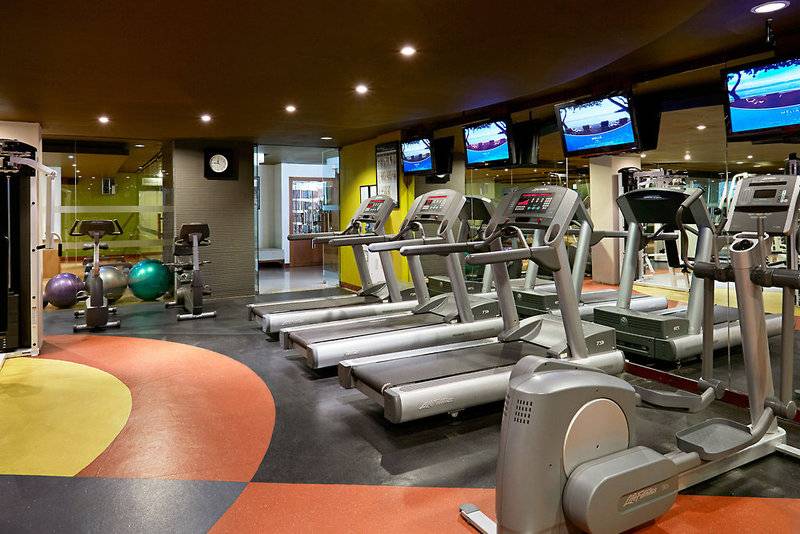 Fitnessstudio im Melia Bali Hotel mit Laufbändern und Trainingsgeräten.