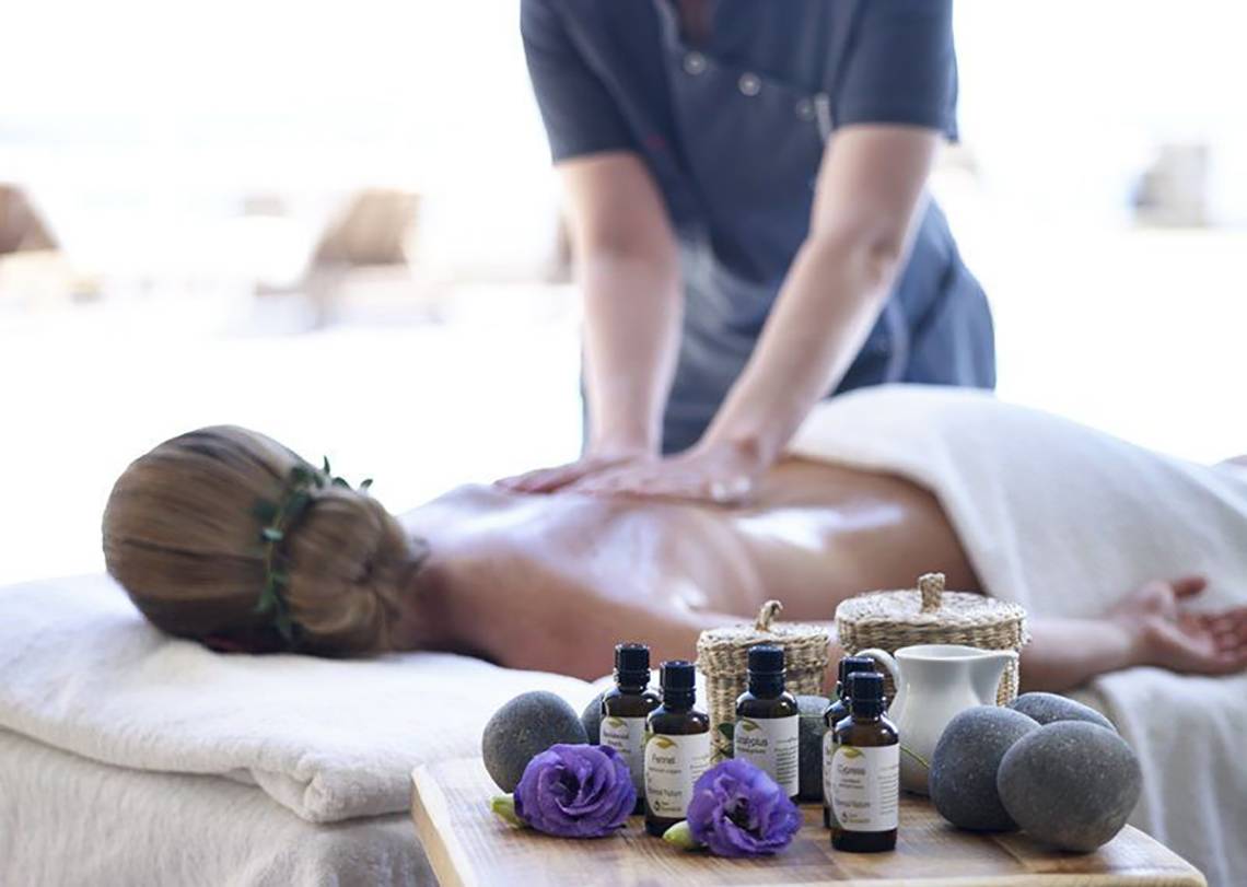 Massage im Rocabella Mykonos Art Hotel & Spa mit ätherischen Ölen und Steinen