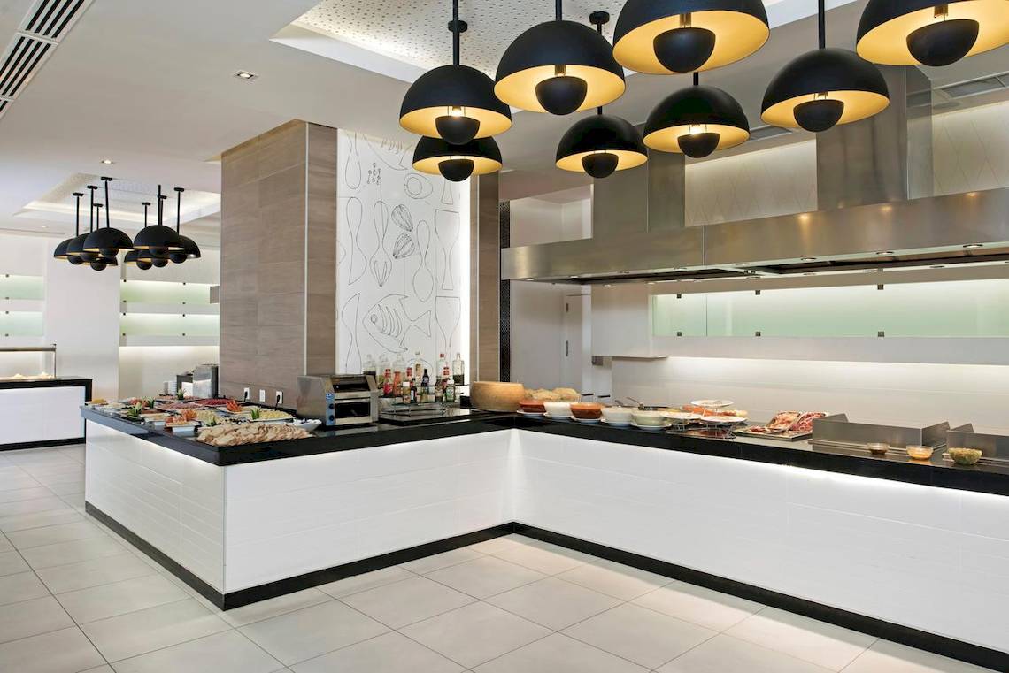 Buffet im Iberostar Origin Bella Vista Varadero Hotel mit vielen Speisen und dekorativen Lampen