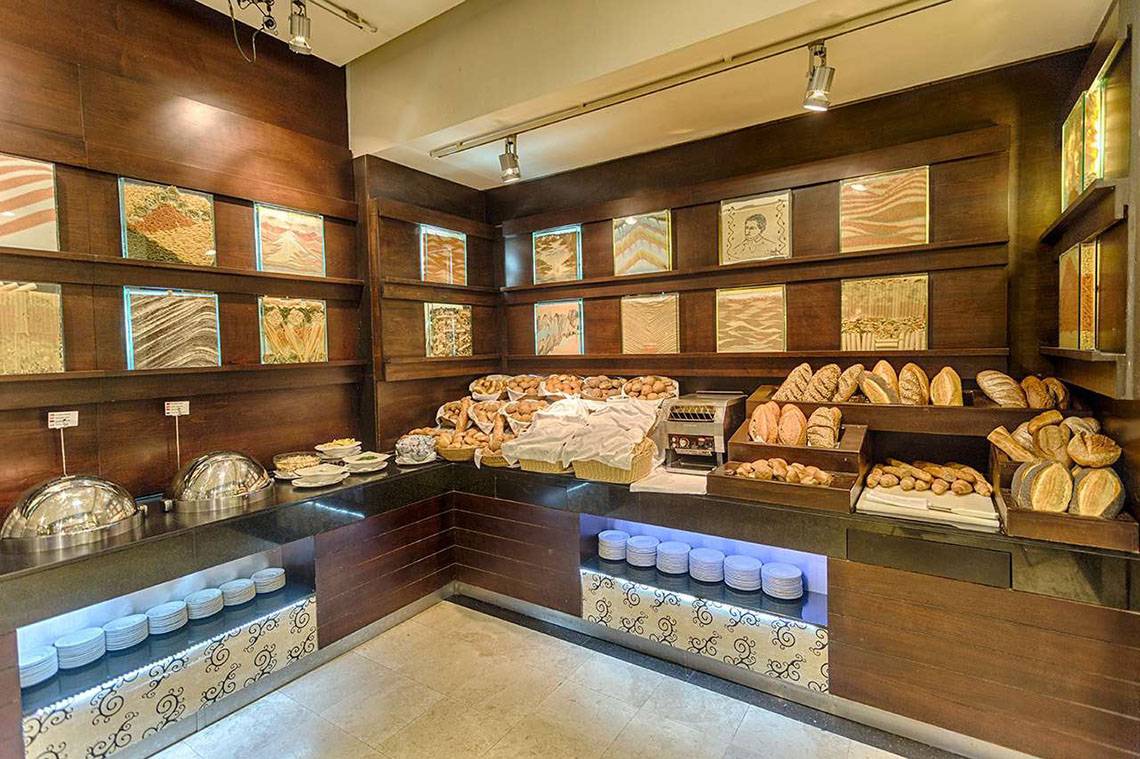Brotbuffet im Susesi Luxury Resort mit vielen verschiedenen Brotsorten.