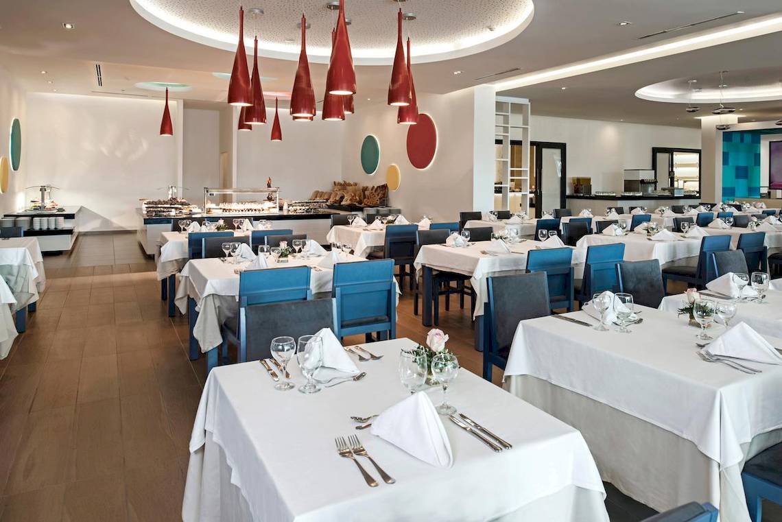 Innenansicht des Restaurants im Iberostar Origin Bella Vista Varadero Hotel mit eingerichteten Tischen und Stühlen.
