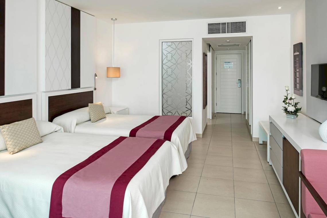Doppelbettzimmer im Iberostar Origin Bella Vista Varadero Hotel mit modernem Design und bequemen Betten.