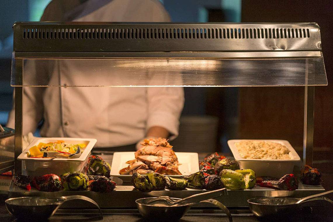 Buffetstation im Susesi Luxury Resort mit verschiedenen Gerichten.