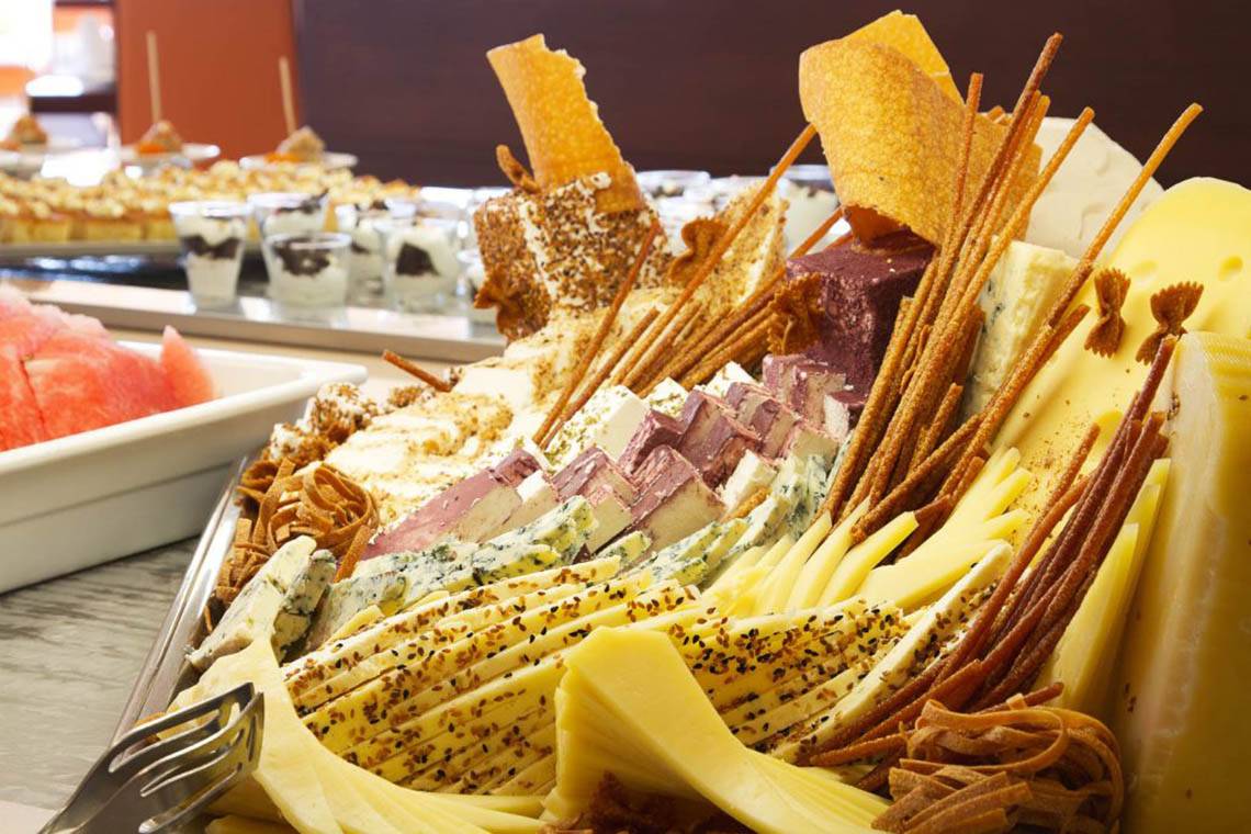 Buffet im Kresten Royal Euphoria Resort mit einer Auswahl an Käse, Aufschnitt und anderen Snacks.