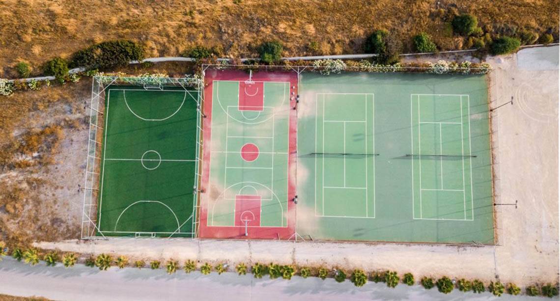 Luftaufnahme des Kresten Royal Euphoria Resorts zeigt Basketball- und Tennisplätze.