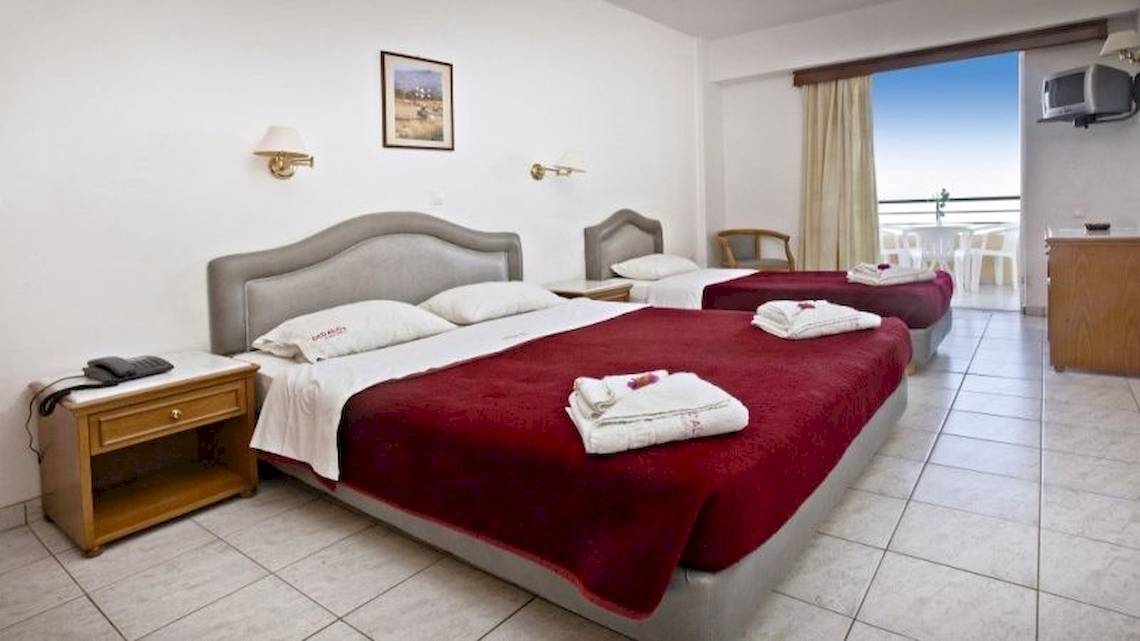 Doppelzimmer im Dedalos Beach Hotel mit Balkon und Meerblick.