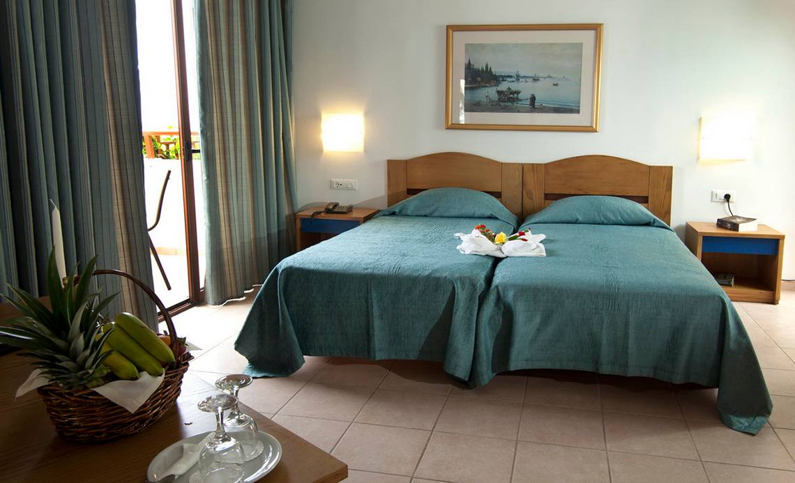 Doppelbett-Zimmer im Nana Golden Beach Hotel mit Früchtekorb und Blick auf Balkon