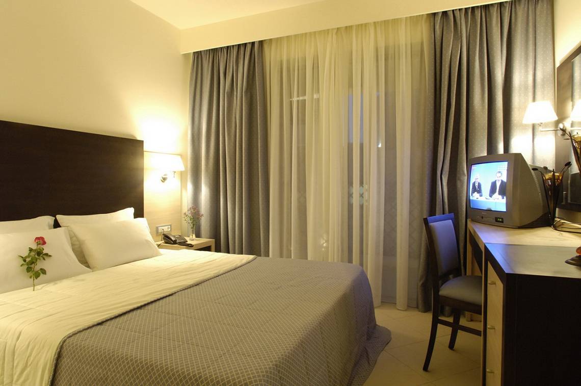 Hotelzimmer im Nana Golden Beach mit Bett, Fernseher und Schreibtisch.