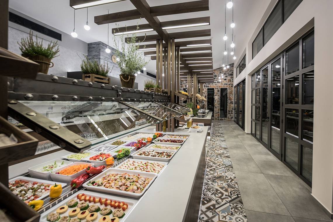 Buffet im Nana Golden Beach Hotel mit verschiedenen Gerichten und Pflanzen im Hintergrund.