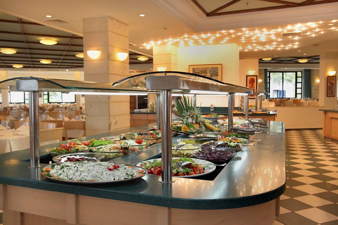 Buffet-Halle im Nana Golden Beach Hotel mit vielen Salatschüsseln und Gerichten.