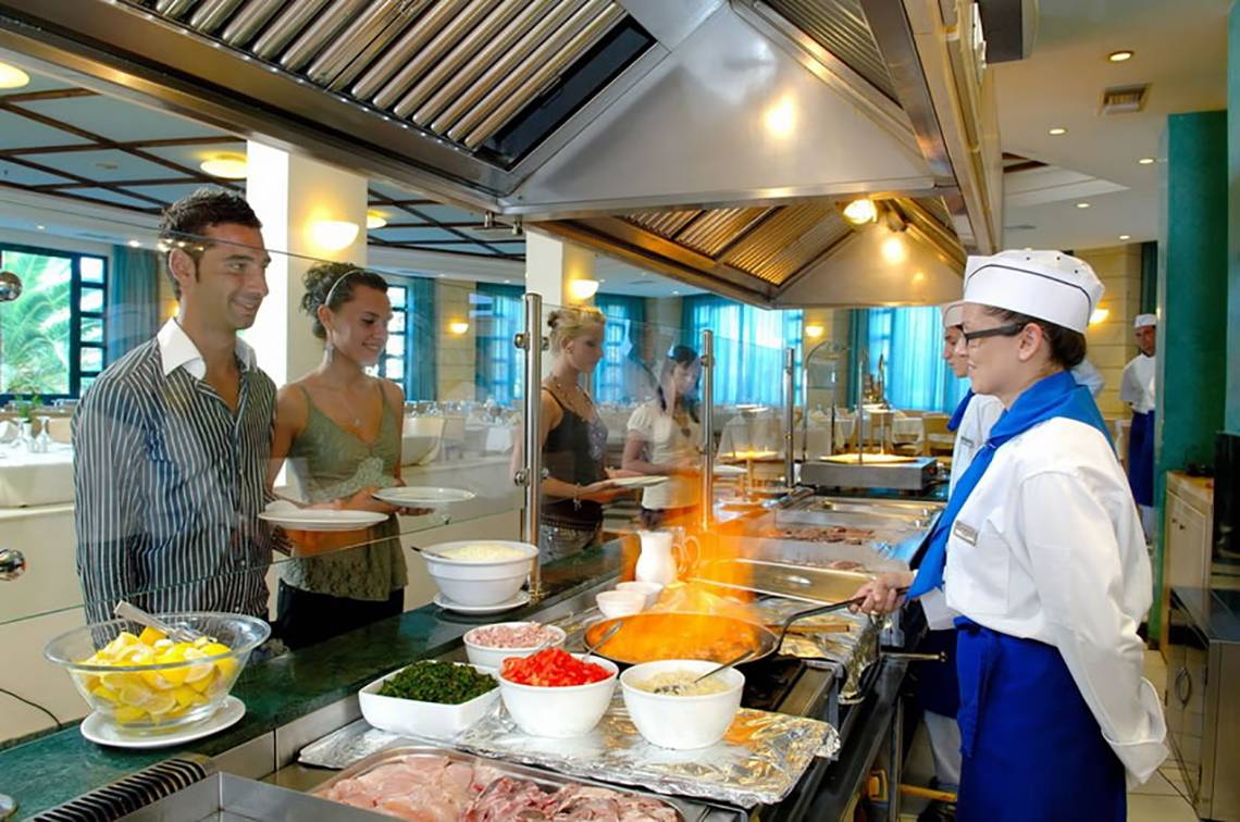 Besucher bedienen sich am Buffettisch im Nana Golden Beach Hotel.