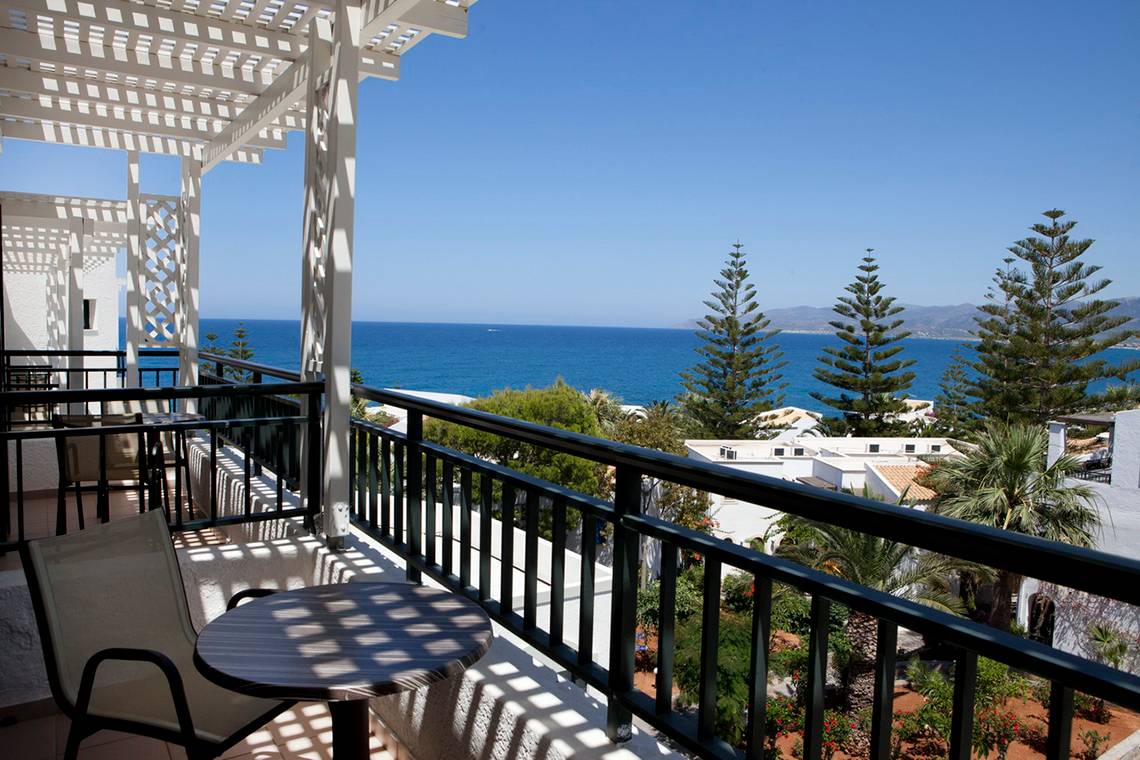 Balkon des Nana Golden Beach Hotels mit Blick auf das Meer und Palmen