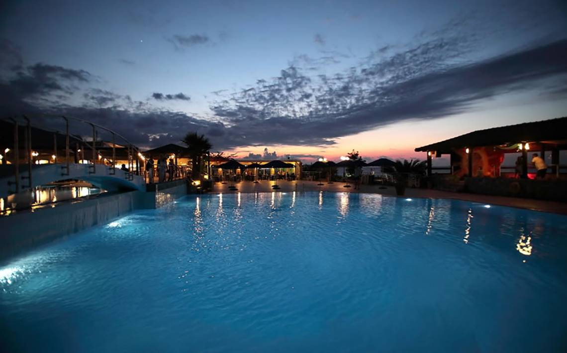 Außenpool des Nana Golden Beach Hotels bei Nacht mit beleuchteten Wegen und Gebäuden.