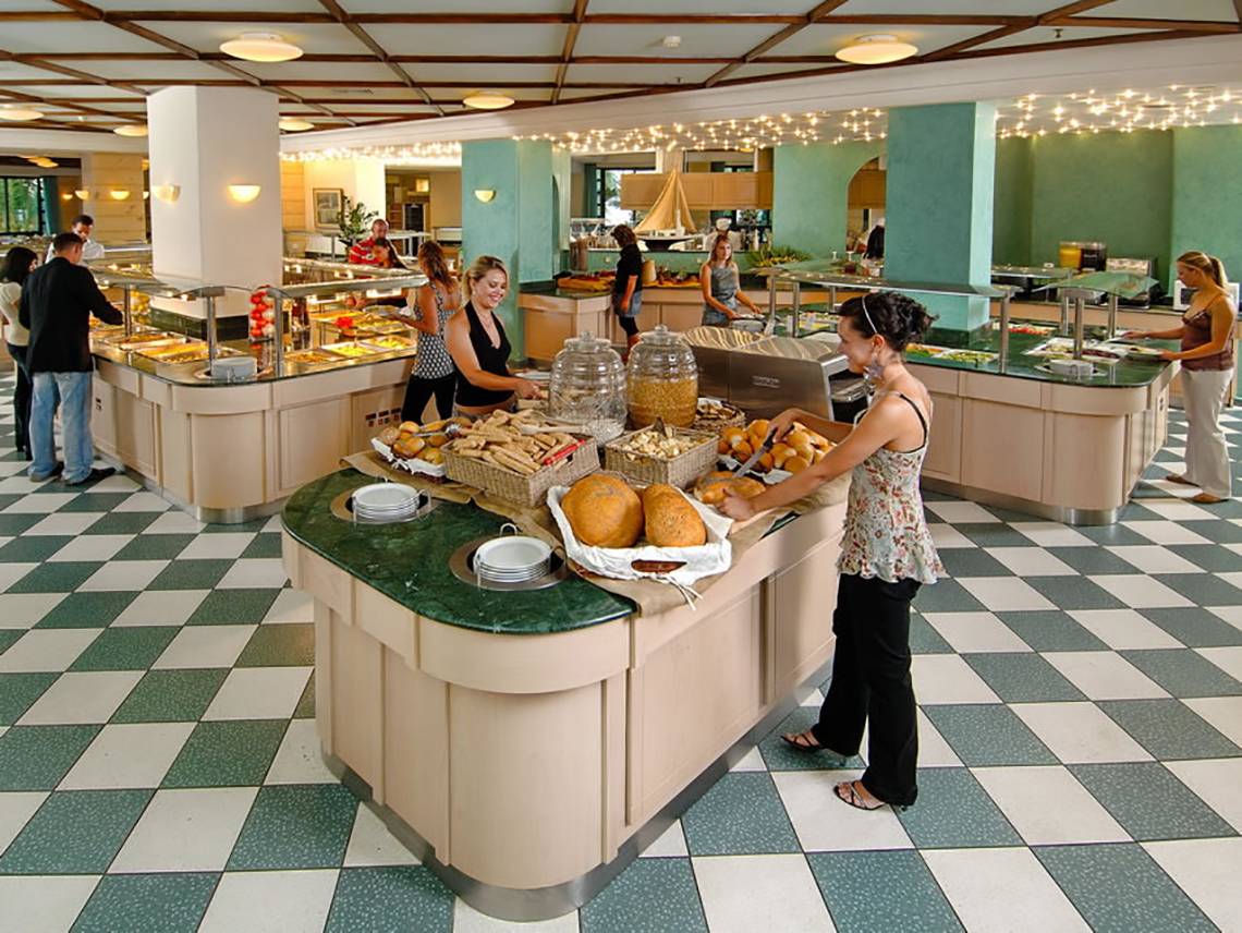 Frühstücksbuffet im Nana Golden Beach Hotel mit verschiedenen Speisen und Gästen.