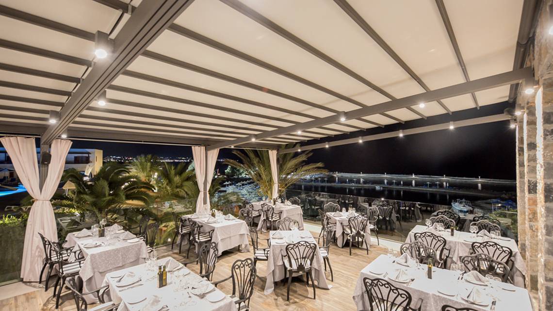 Terrasse des Nana Golden Beach Hotels bei Nacht mit Blick auf den Hafen.